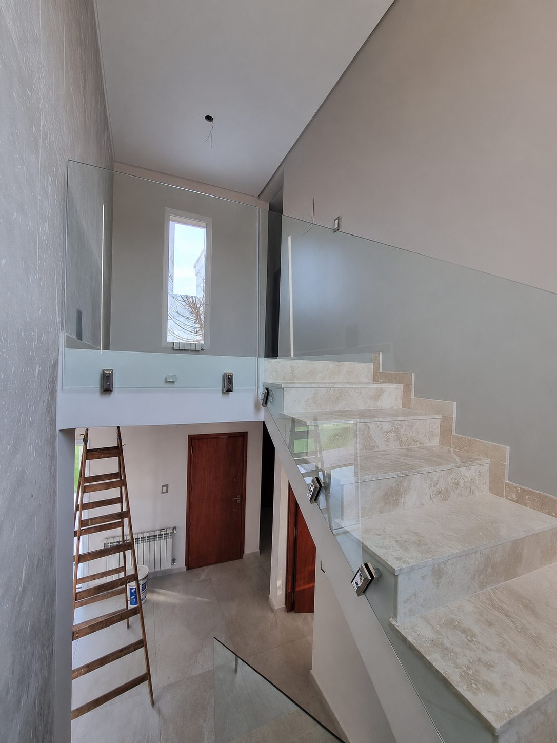 Baranda de vidrio en escalera