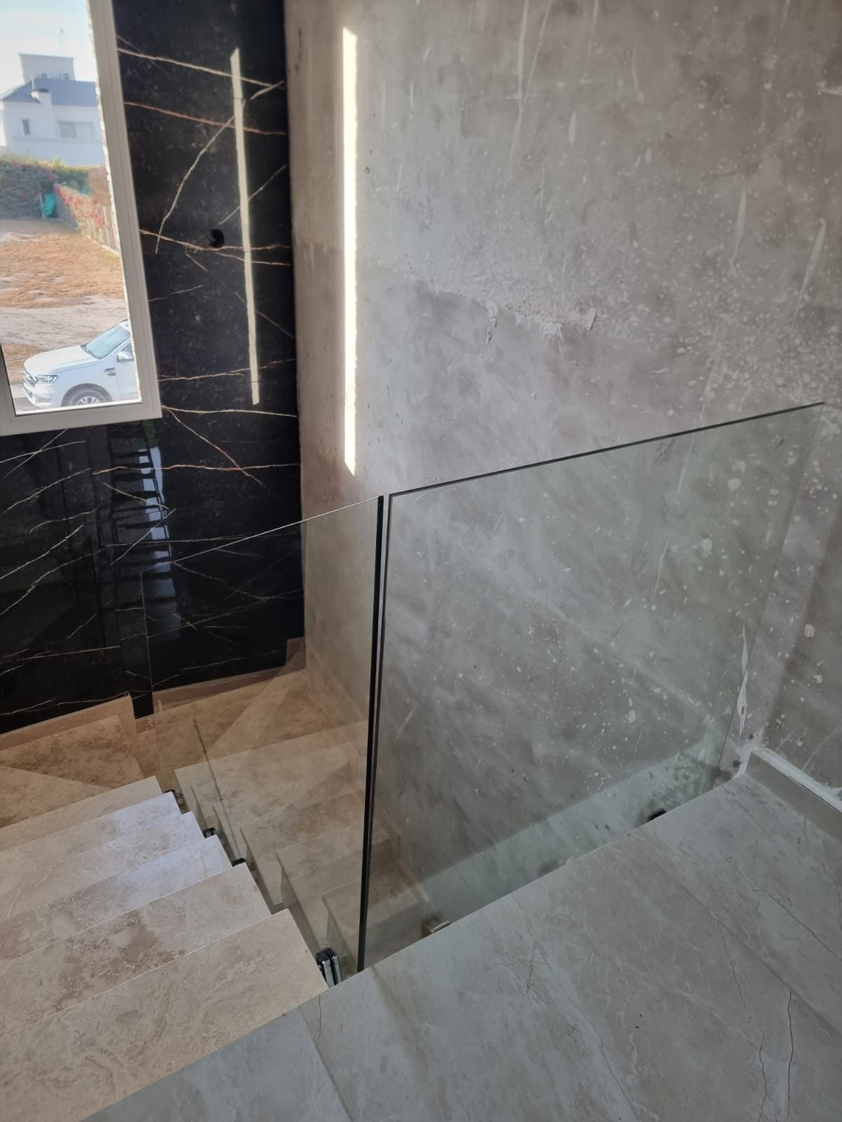 Baranda de vidrio en escalera